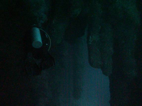 Mergulhando nos estalactites do Blue Hole, a 40 metros de profundidade. na grande barreira de corais de Belize